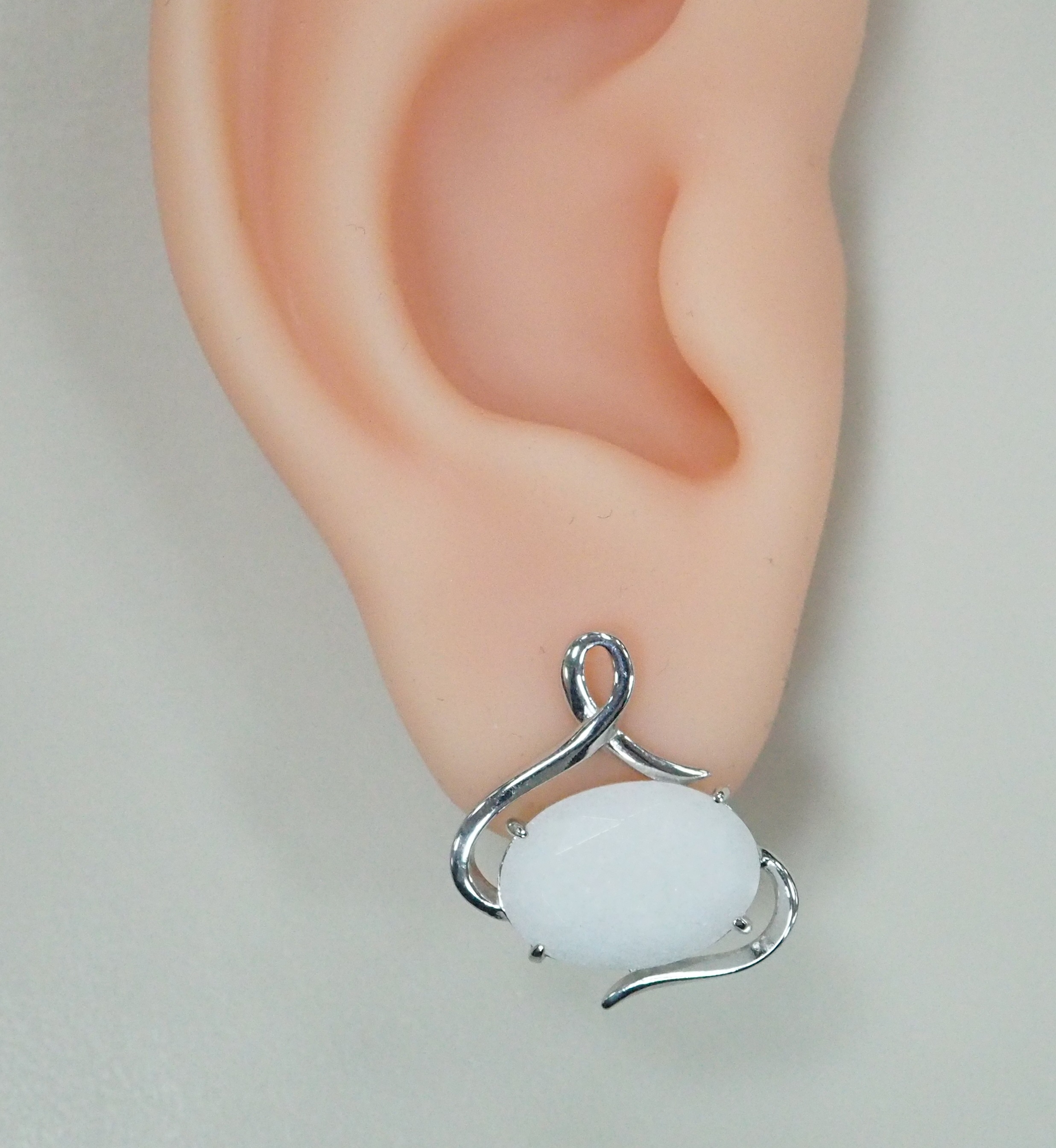 Серебряные серьги с белыми нефритами